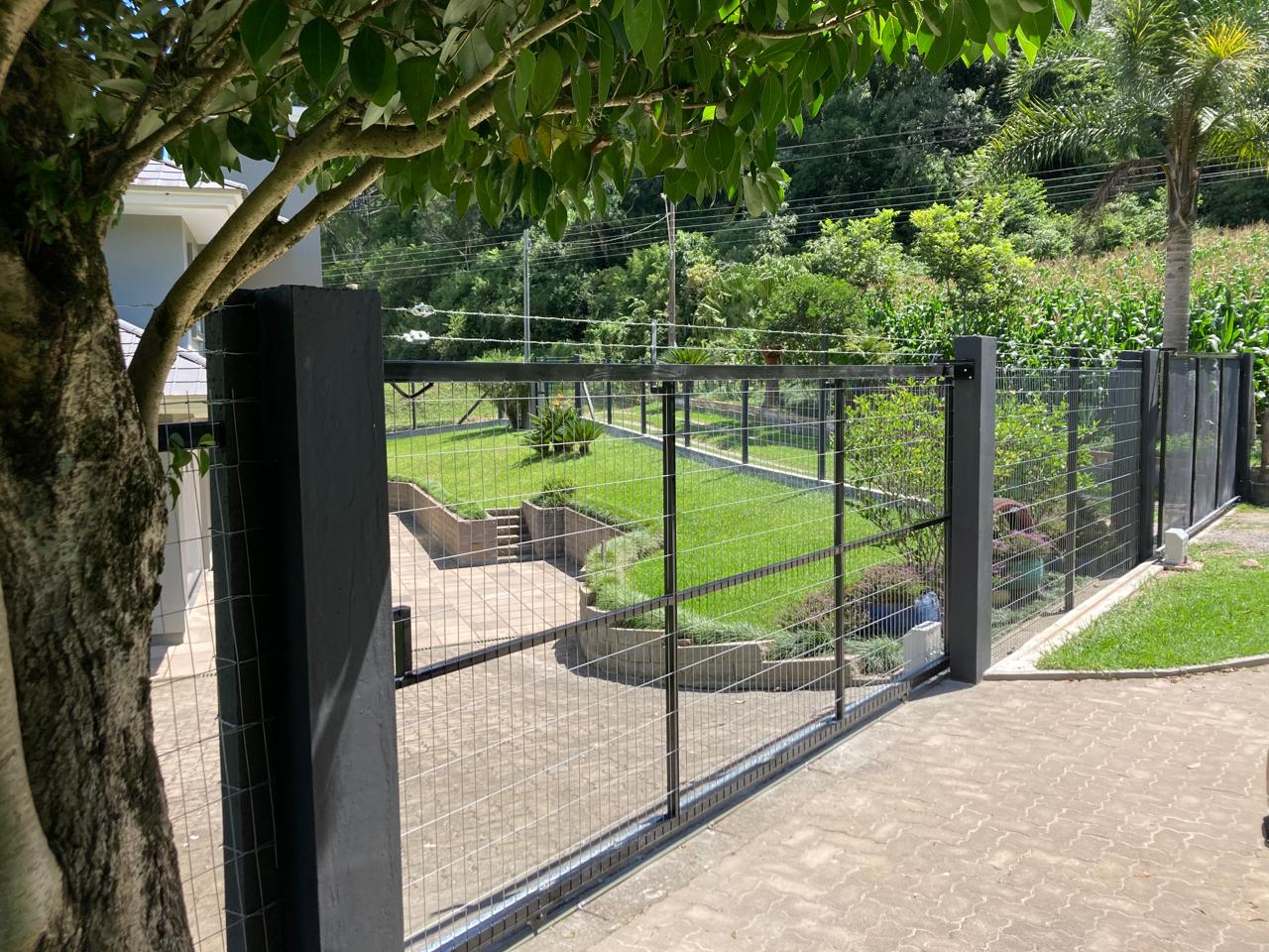 portão de correr tela soldada.jpeg